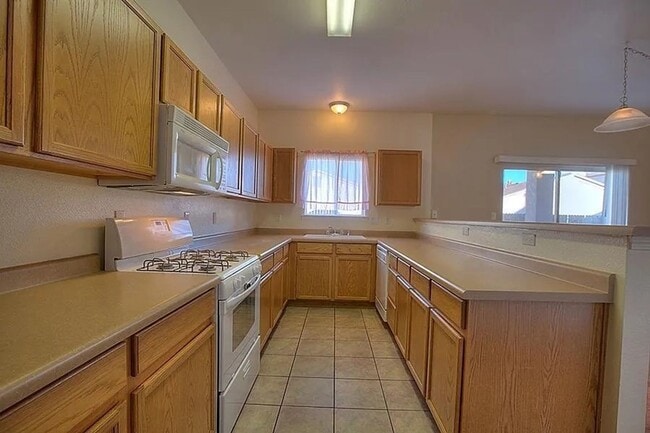 Building Photo - 3 bed 2 bath single level home