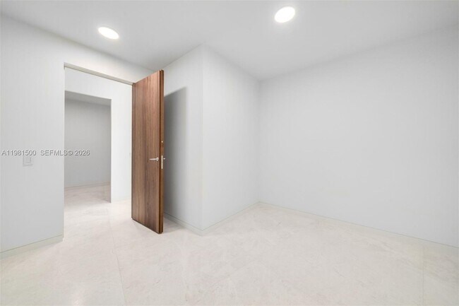 Building Photo - 5 Grove Isle Dr