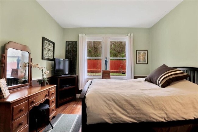 Building Photo - Great Bungalow for Rent!