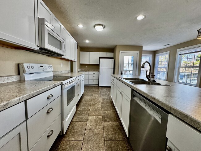 Building Photo - 302 Bluebird Ct