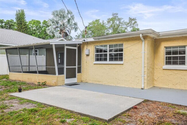 Building Photo - 2955 Bay View Dr