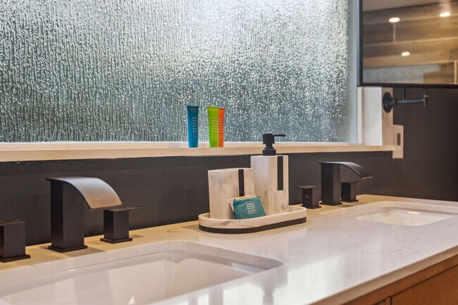 Building Photo - 425 Plantation Rd SW