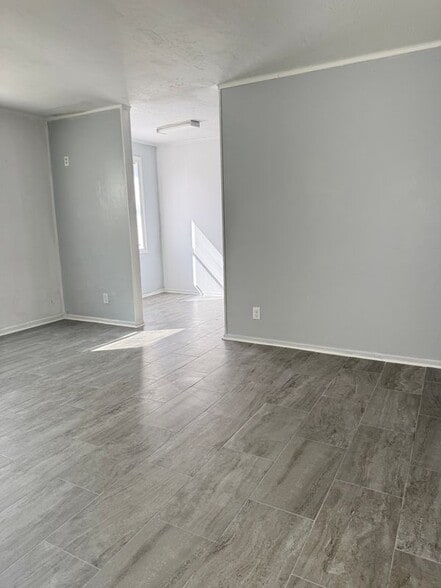 Building Photo - 716 W 5th St