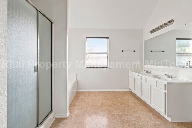 Building Photo - 12620 Summerwood Dr