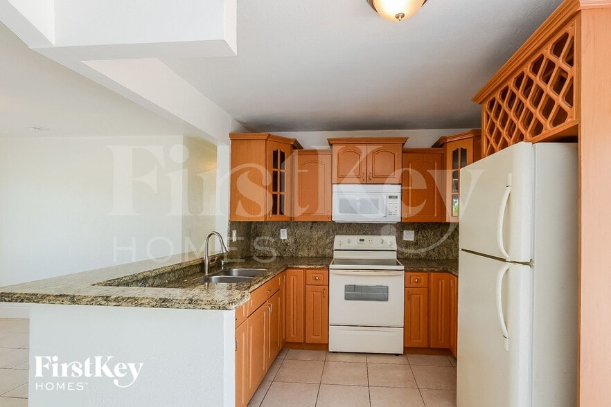 Building Photo - 6820 SW 16th Ct