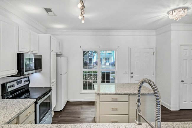 Building Photo - 302 Hampton Forest Drive