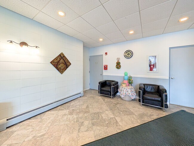 Building Photo - 1043 S York Rd