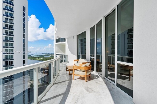 Building Photo - 16001 Collins Ave