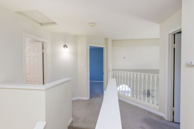 Building Photo - 3 Bed / 2.5 Bath bright and spacious home ...