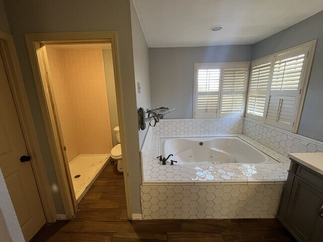 Building Photo - 511 Bluff Dr