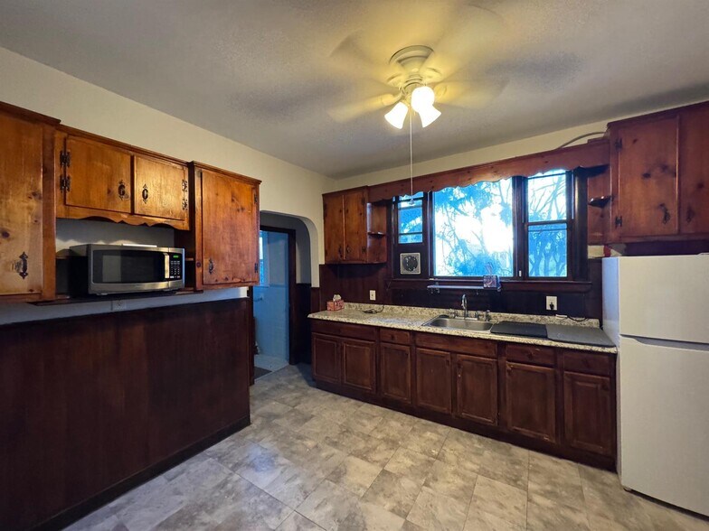 Primary Photo - 62 Liberty Ave