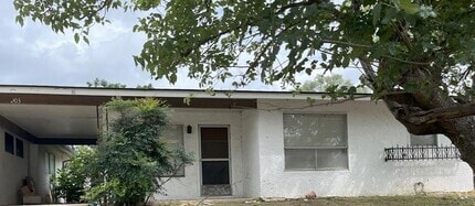 Building Photo - 203 Ranchero Rd