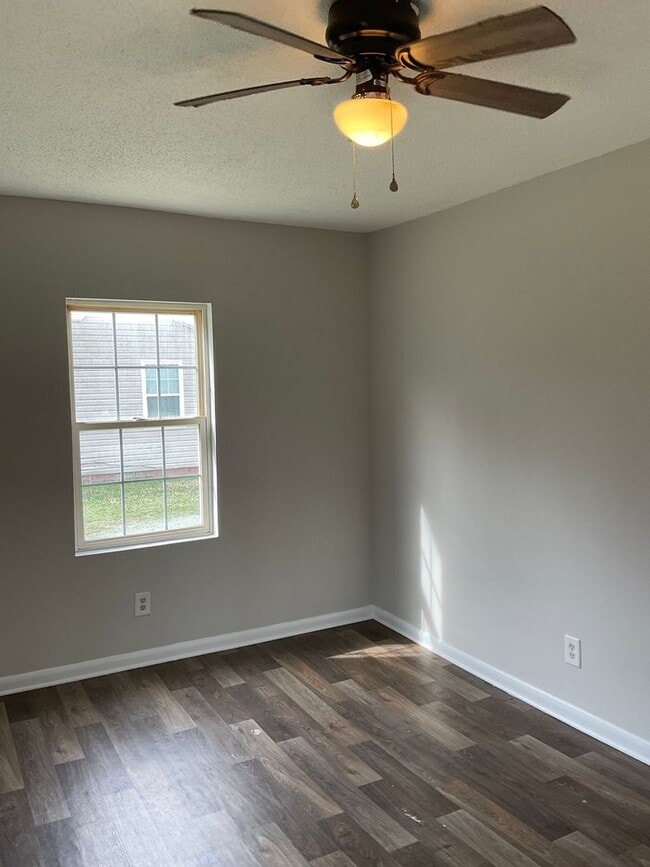 Building Photo - 1043 Mountain Crest Dr