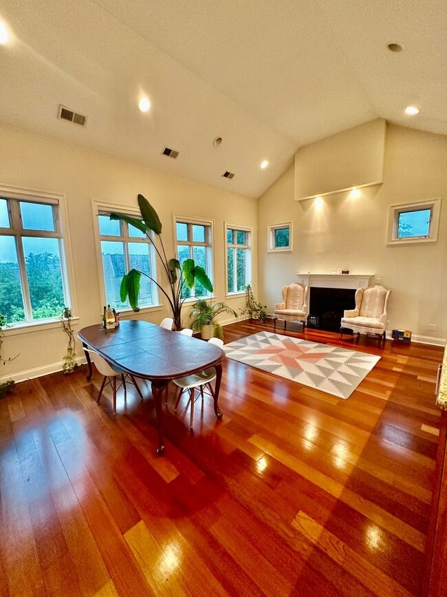 Primary Photo - INCREDIBLE HUGE LUXURY CONDO LAKEVIEW/SOUT...