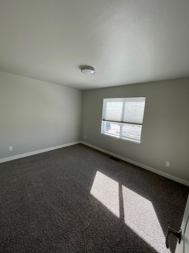 Building Photo - ~Applications Pending~ Newer 4 Bed, 3 Bath, 3 Car Garage Home for Rent