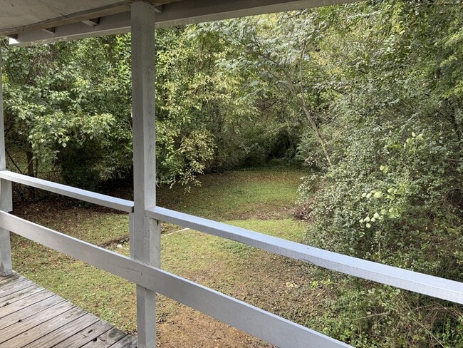 Building Photo - HALF OFF 2ND MONTH RENT IF MOVE IN END OF DECEMBER! Charming 2 bedroom, 1 bathroom home located i...