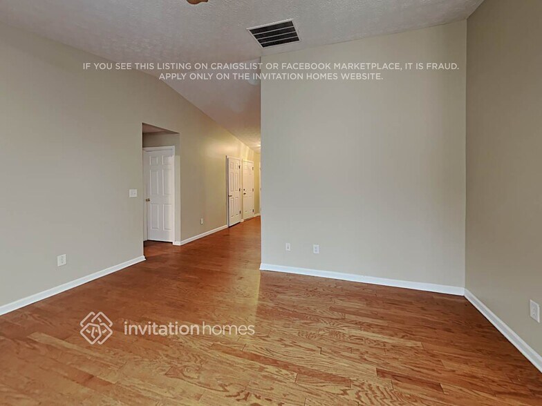 Building Photo - 141 N Square Ln