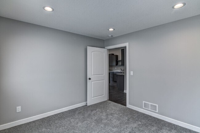 Building Photo - Convenient Location! 3 Bedroom Town Home