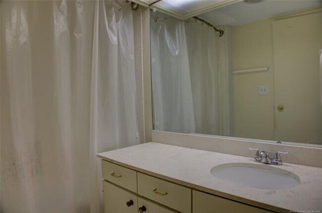 Building Photo - Adorable 2 bed 2 bath in historic Liberty Tower