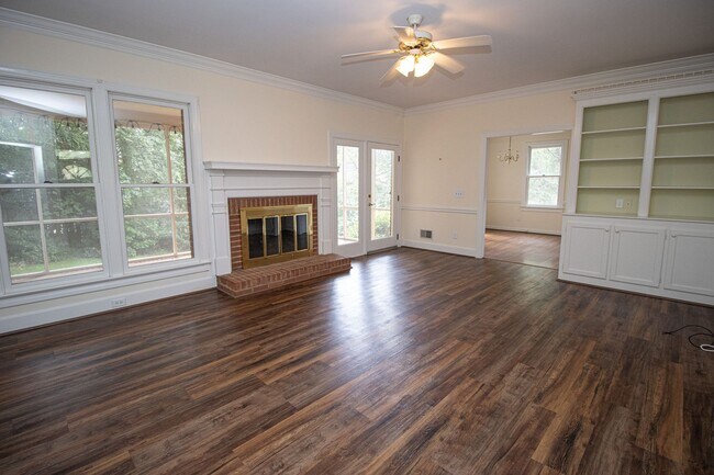 Building Photo - 2220 Montclair Dr