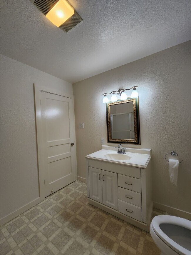 Building Photo - 1827 S Fredonia St