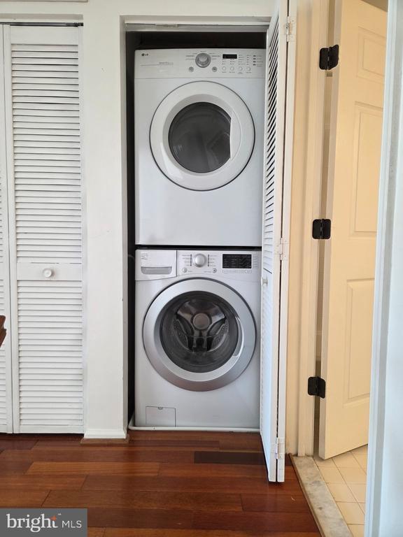 Building Photo - 1930 Crescent Park Dr