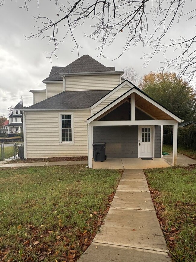 Building Photo - Historic Charm Meets Modern Living – Steps from Downtown Bristol!