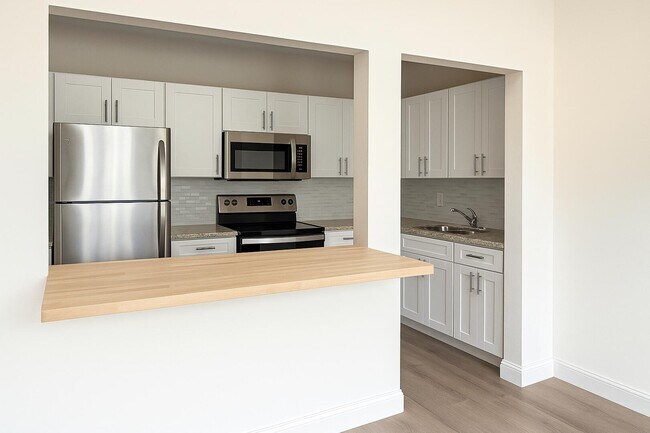 Building Photo - 985 Manor Dr