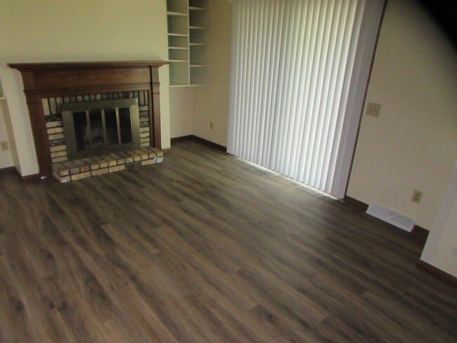 Building Photo - Spacious 3BD/1.5BA with Attached Garage and Backyard! - Available 4/1/2026