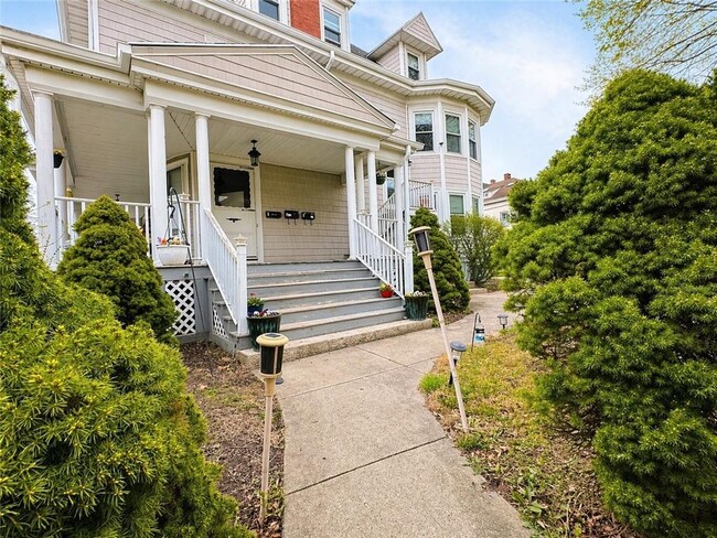 Building Photo - 739 Rock St