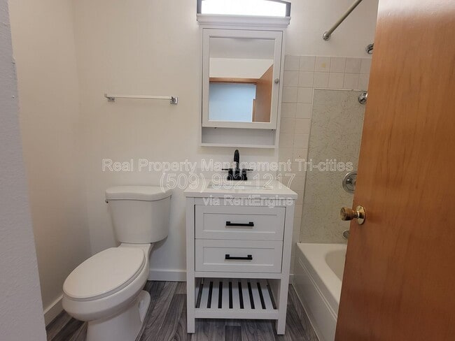 Building Photo - 1618 W 7th Pl