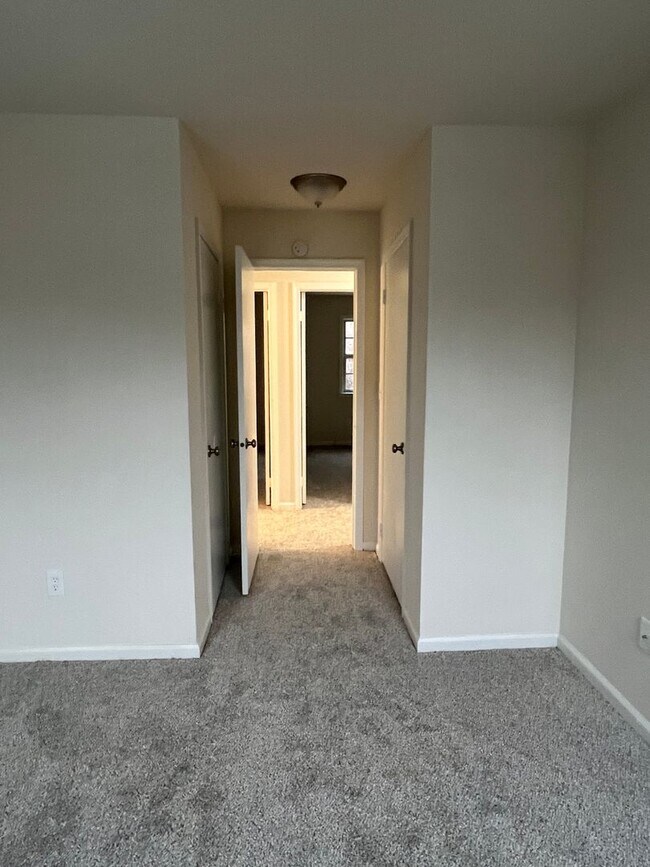 Building Photo - 3 bedroom Townhouse - Northampton School District