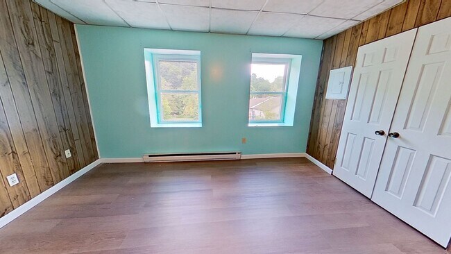 Building Photo - 2nd floor Apartment