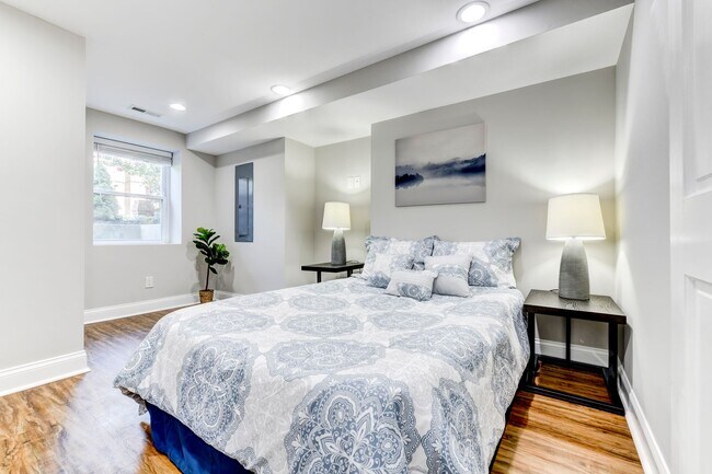 Building Photo - 3 Bed 2.5 Bath - Bloomingdale Condo - 1 Assigned Parking Space