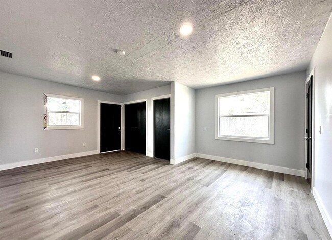 Building Photo - 1455 NE Silver Maple Way