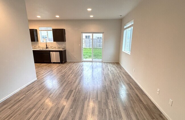 Building Photo - MOVE-IN SPECIAL!