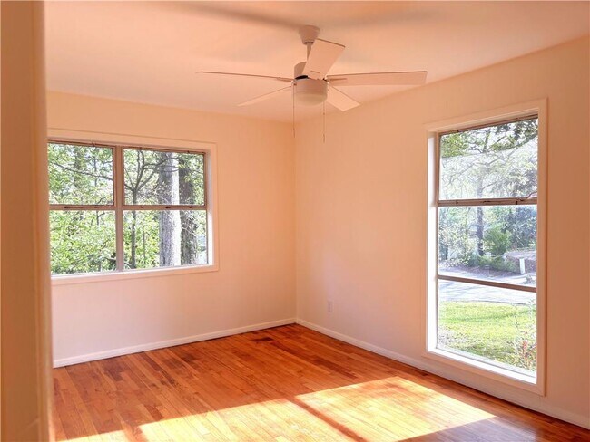 Building Photo - 5009 Crowe Dr SE