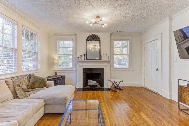 Building Photo - 407 Angelus St