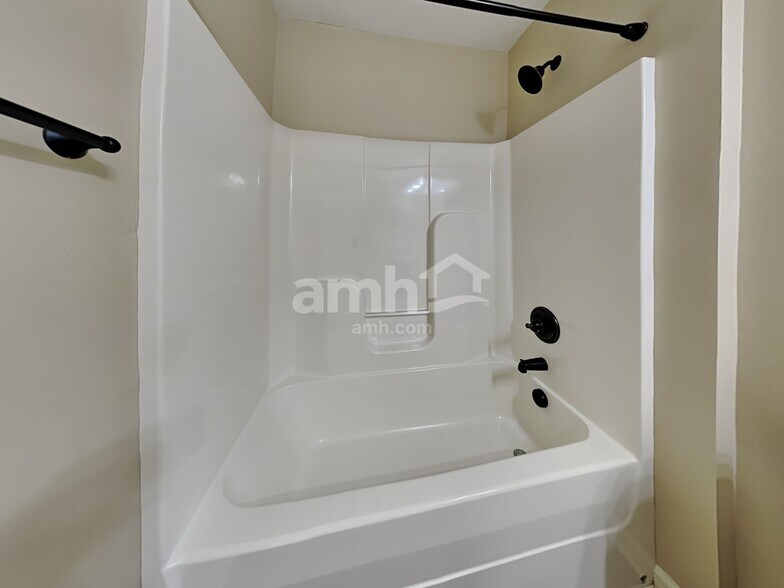 Building Photo - 112 Broken Bit Cir