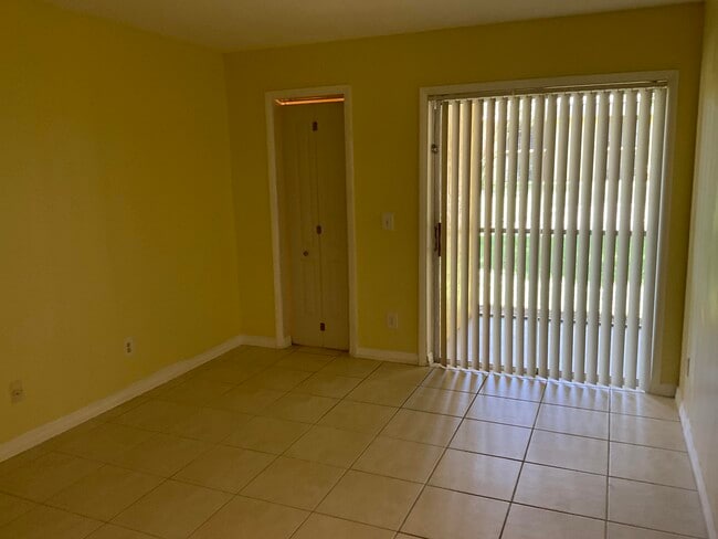 Building Photo - 310 Meadows Cir