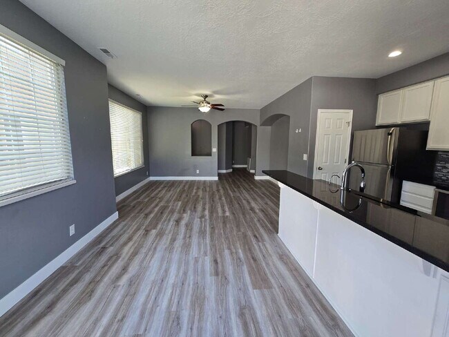 Building Photo - "Charming 3-Bed Townhouse Retreat in North...