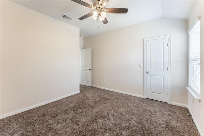 Building Photo - 141 Cres Heights Dr