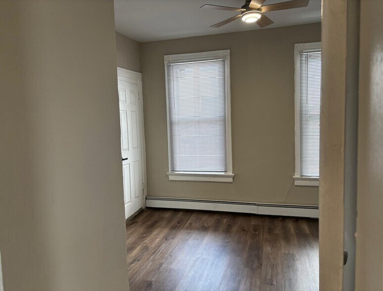 Building Photo - 633 Main St