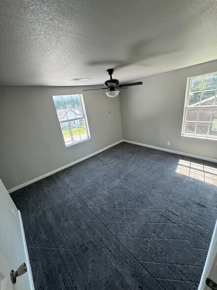 Building Photo - 514 N Ash Ave