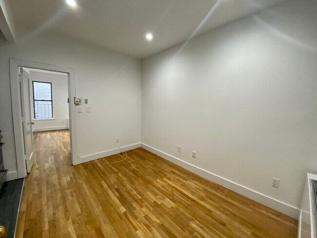 Building Photo - 1582 York Ave