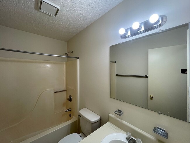 Building Photo - Two Bedroom Duplex in Bedford