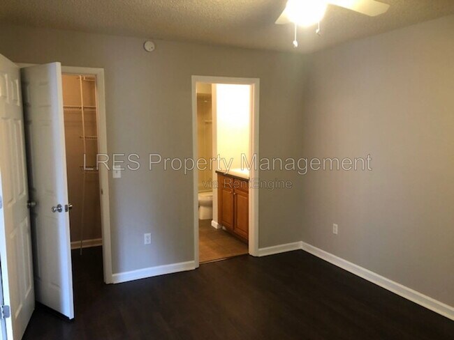 Building Photo - 1406 Northlake Dr