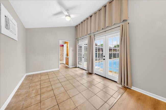 Building Photo - 5025 Romford Dr