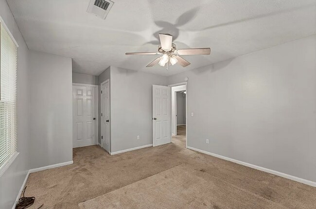 Building Photo - 4-bedroom, 2-bath home in the sought-after Autumn Ridge neighborhood