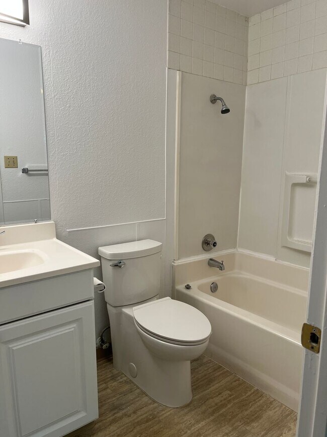 Building Photo - Available NOW! Cute Duplex in North Highla...